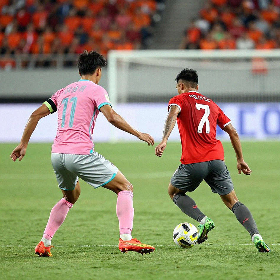 Referee's Eye: VAR, the Handball Law and Vietnamese Football's Unfinished Equation Referee's Eye: VAR, the Handball Law and Vietnamese Football's Unfinished Equation