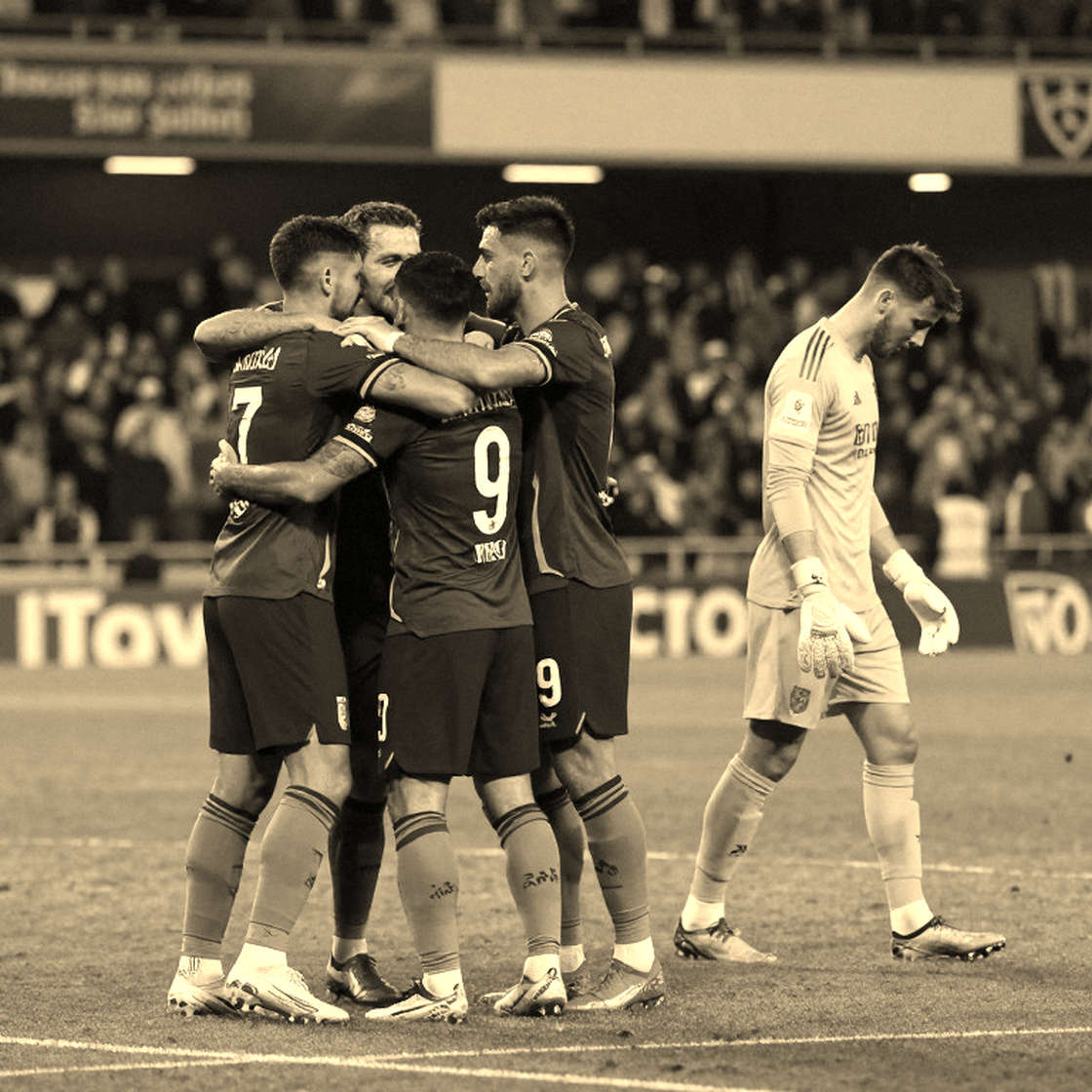 Cậu bé 16 tuổi của Arsenal và lời so sánh với Messi: Điều gì thực sự đứng sau một đêm gây chú ý