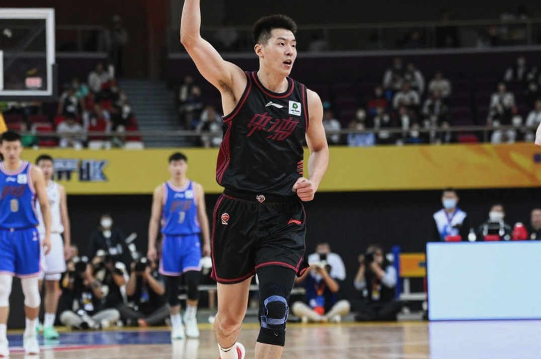 Vin Baker đến Miami Heat: Bản hợp đồng huấn luyện không tốn một xu quỹ lương, và tấm lưới quan hệ chưa có đáp án